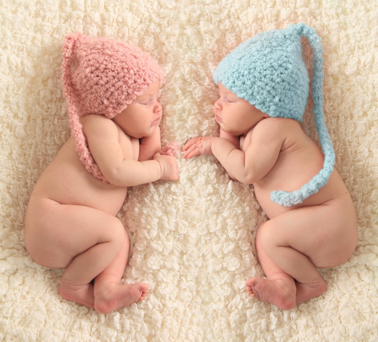 namen-zwillinge-babys-mädchen-junge-mützen-flauschig-rosa-blau