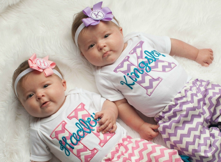 namen-zwillinge-eineiig-mödchen-babys-bekleidung-identisch-rosa-lila-initialen