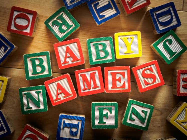 namen-zwillinge-holzwürfel-buchstaben-babynamen-namensgebung-bunt