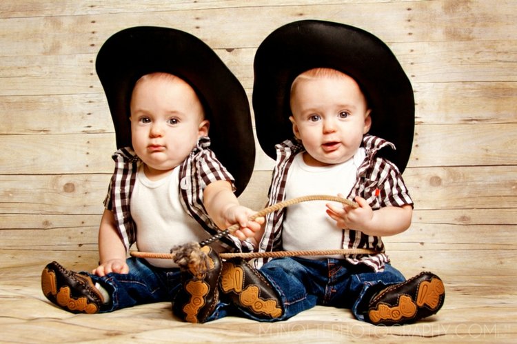 namen für zwillinge jungs-eineiig-babys-hemde-jeans-schuhe-seil-cowboyhut