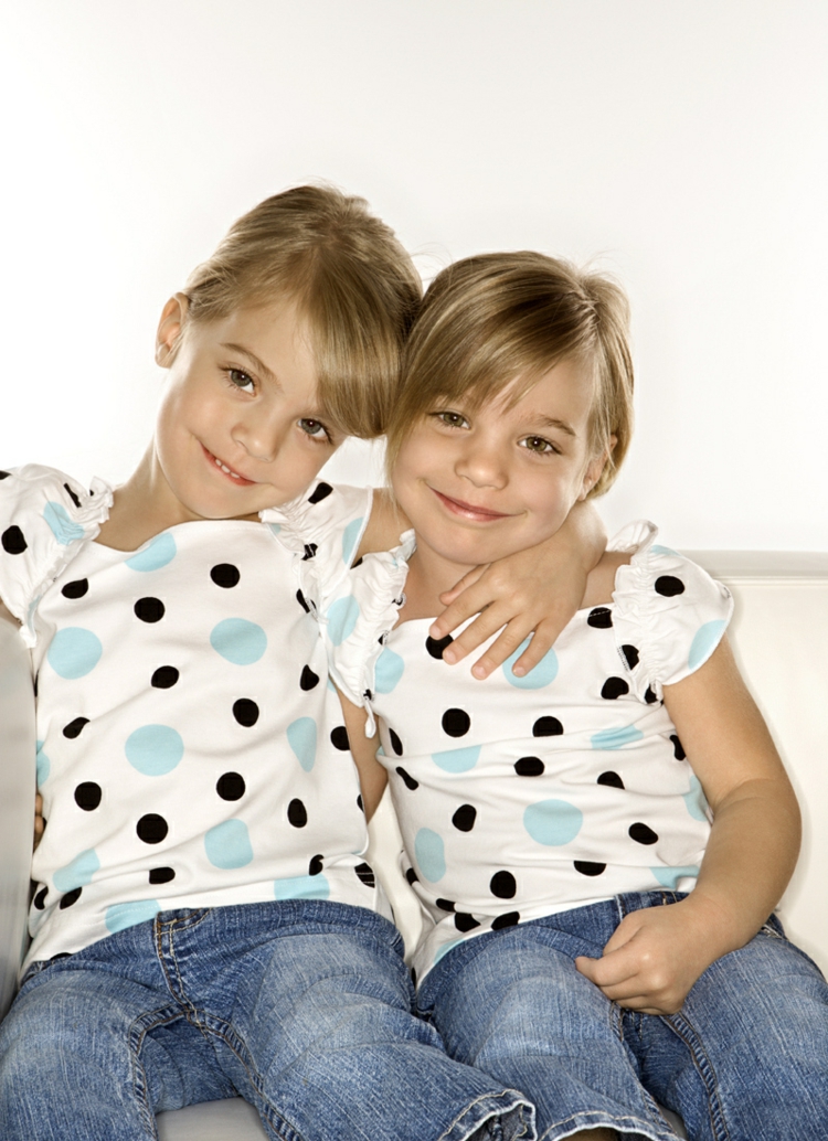 namen-zwillinge-schulkinder-mädchen-geschwister-eineiig-blond-blauäugig-jeans