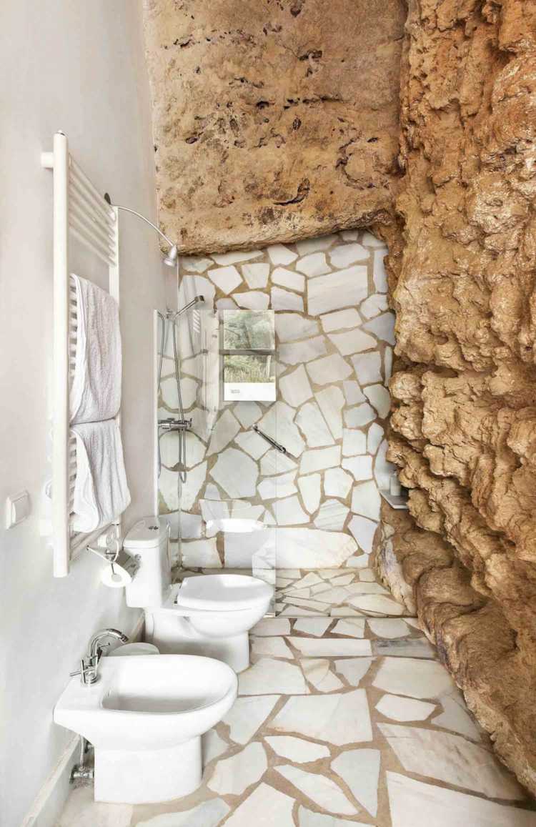 naturstein-boden-badezimmer-toilette-bidet-wandgestaltung