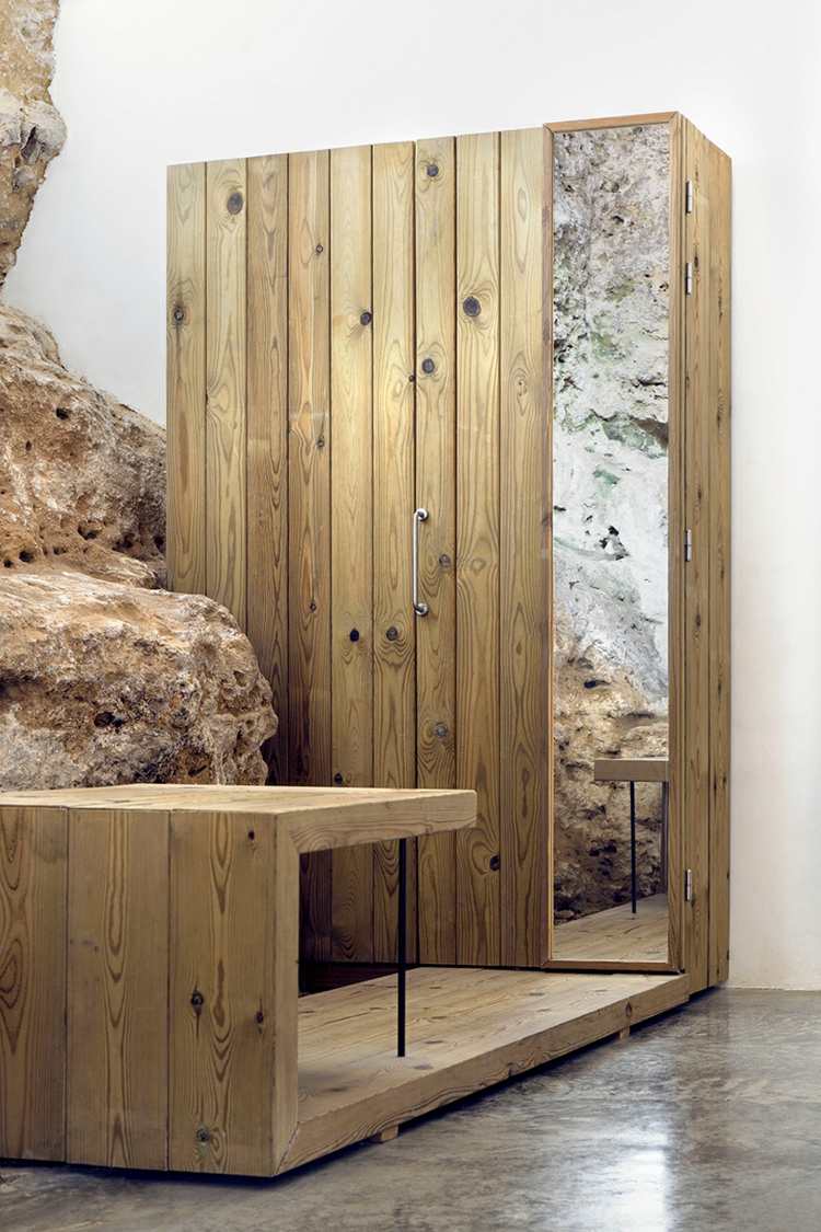 naturstein-boden-holzmöbel-idee-kleiderschrank-spiegel-tisch-weiße-wände