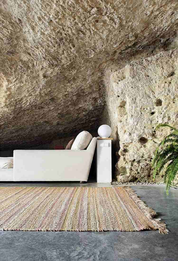 naturstein boden höhle-einrichten-bodenbelag-beton-kelimteppich-bunt-sofa