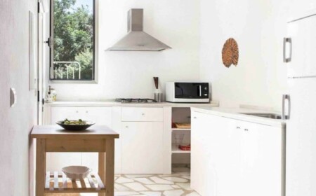 naturstein boden küche-gestaltung-weiß-minimalistisch-beistelltisch-decke-stein
