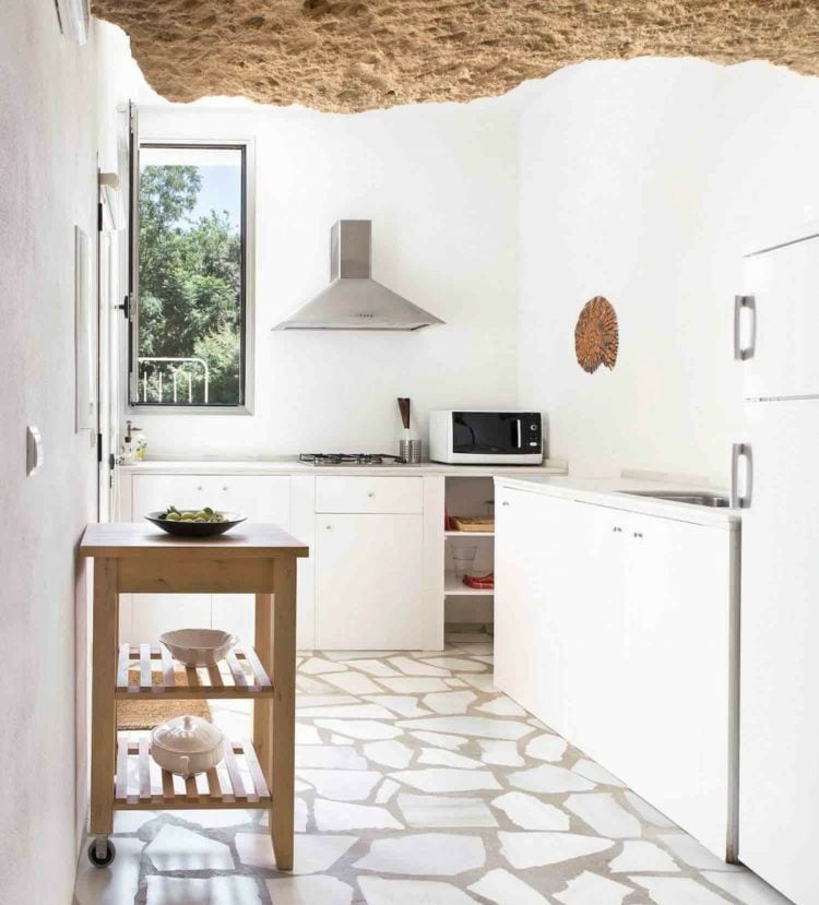 naturstein boden küche-gestaltung-weiß-minimalistisch-beistelltisch-decke-stein