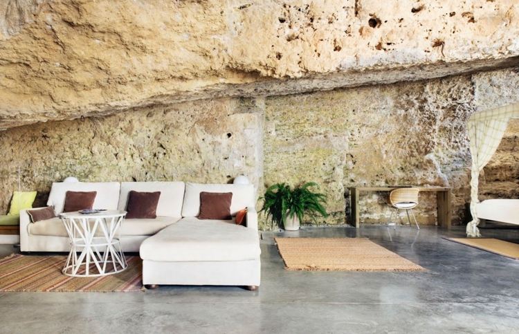 naturstein boden wohnzimmer-einrichtung-weiß-couchsofa-kissen