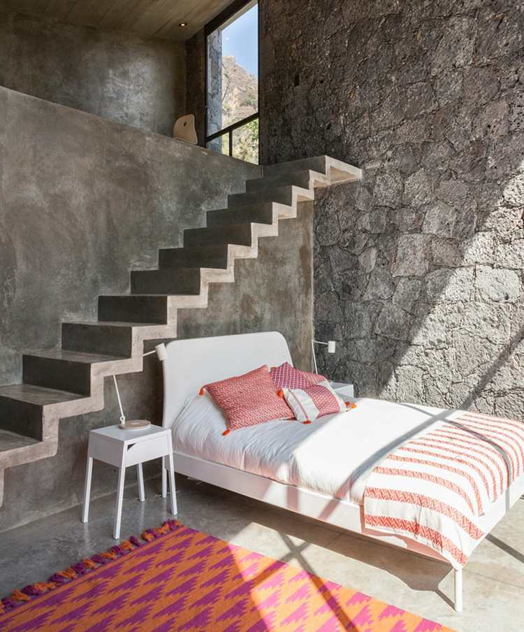 naturstein wand schlafzimmer-orange-pink-einrichtung-weiß-bett-beton-fußboden-grau