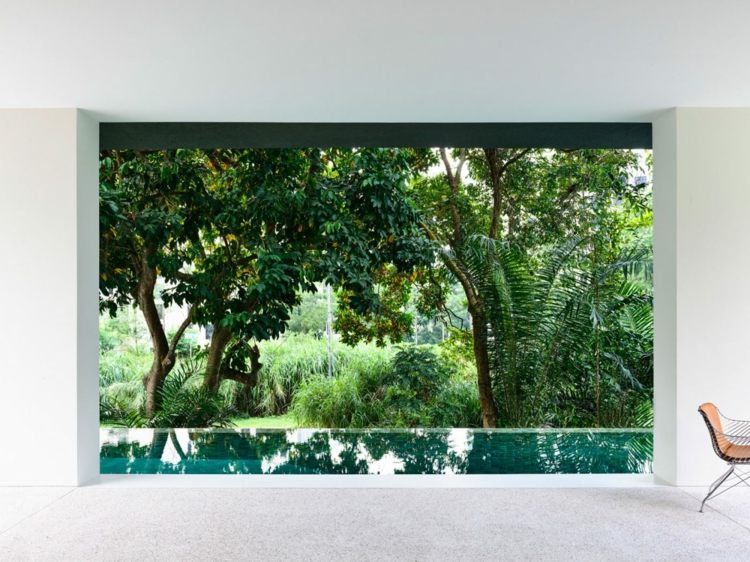 offenes-wohnzimmer-ausblick-garten-pool-weiße-wände