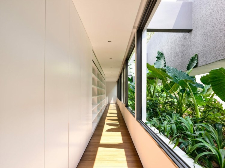 offenes-wohnzimmer-korridor-terrasse-schiebefenster-sonne-einbauschrank-regal