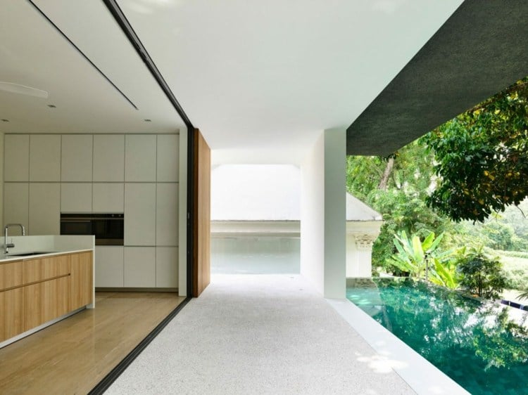 offenes-wohnzimmer-outdoor-küce-weiß-schränke-minimalistisches-design