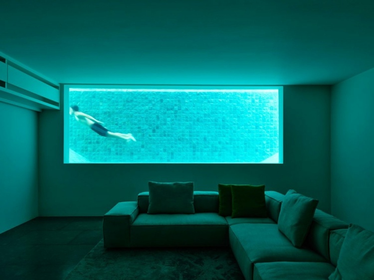 offenes-wohnzimmer-sitzbereich-blau-türkis-farbe-fenster-pool