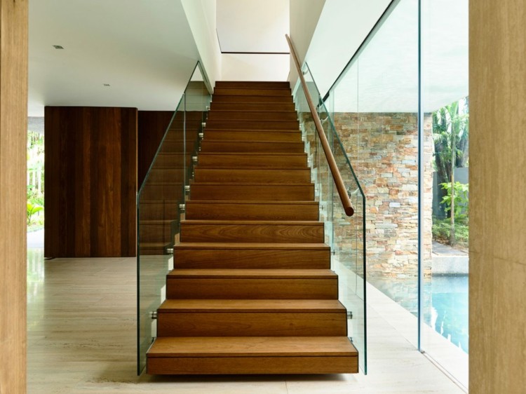 offenes-wohnzimmer-treppe-holz-geländer-glas-modern-fensterfront