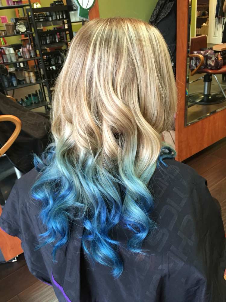 ombre-haare-dreifarbig-blautöne-hellblau-dunkelblau-blondine
