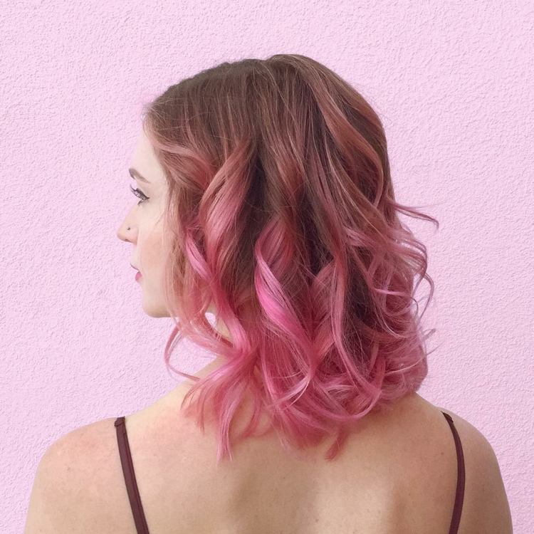 ombre-haare-pink-dunkelblond-locken-extravagant-styling