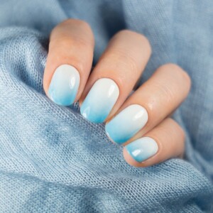 ombre-nails-anleitung-schwamm-blau-weiß-farbverlauf