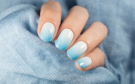 ombre-nails-anleitung-schwamm-blau-weiß-farbverlauf