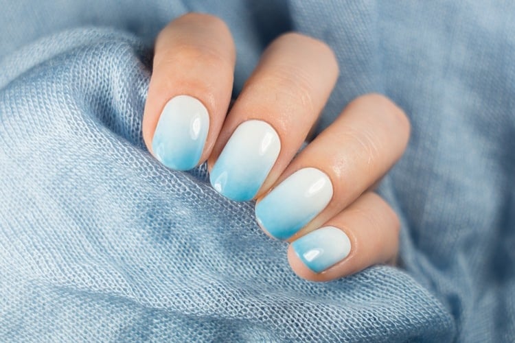 ombre-nails-anleitung-schwamm-blau-weiß-farbverlauf