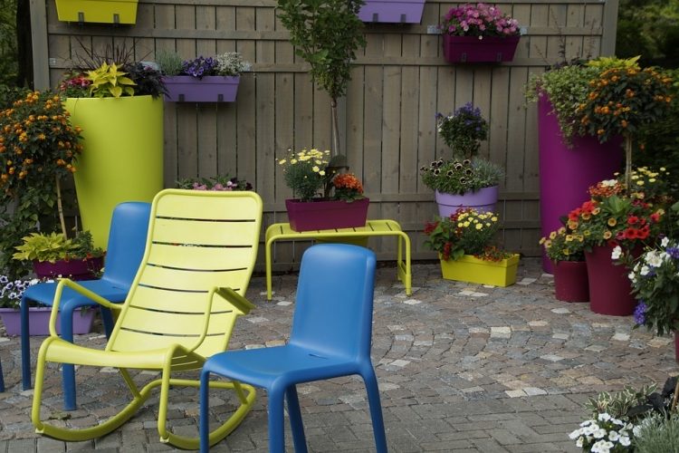 outdoor-wohnzimmer-terrasse-dekoration-pflanzen-farbenfrohe-pflanzkübel