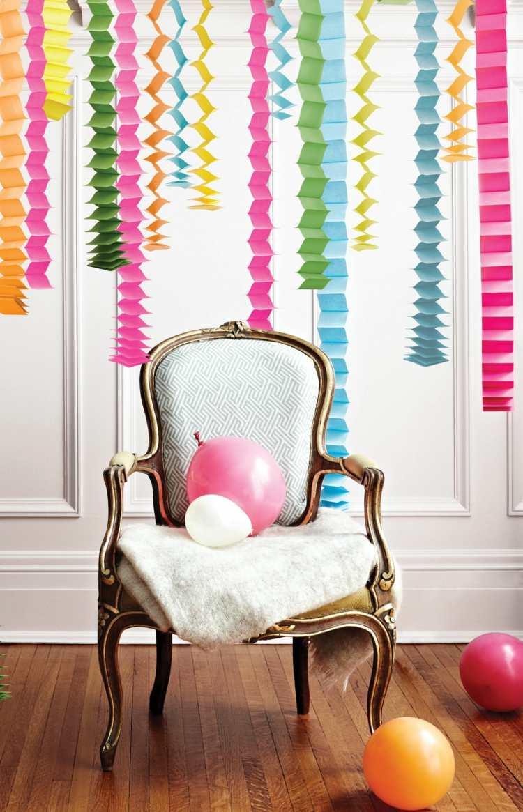 party-deko-ideen-selbermachen-bunte-girlanden-falten-decke-vintage-stuhl-ballons