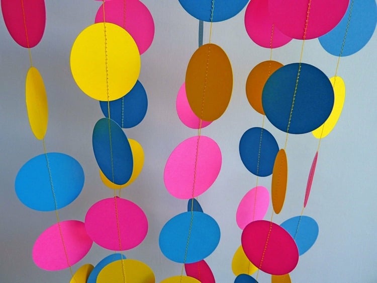 party deko ideen selbermachen punkte-girlande-bunt-konfetti-bastelpapier