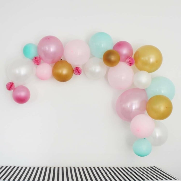 party-deko-ideen-selbermachen-wand-dekorieren-bunte-ballons-dekoartikel