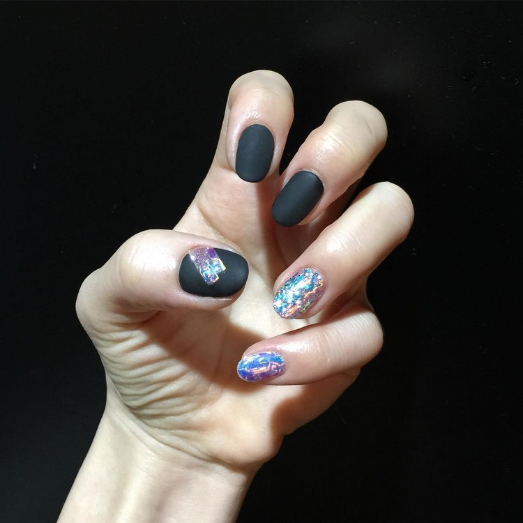 schöne-nageldesigns-diamond-nails-matte-schwarz-kombinieren