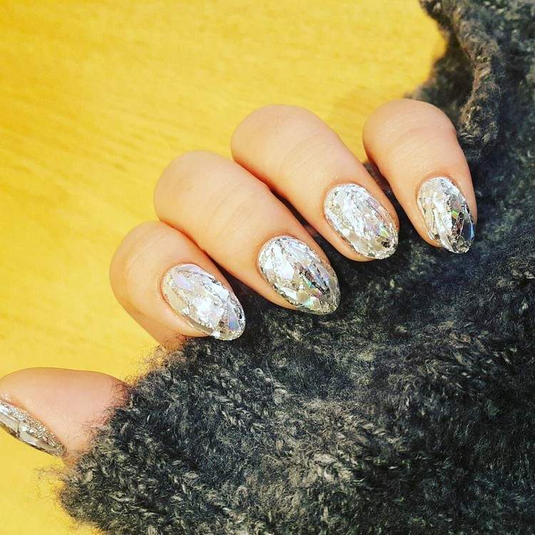 schöne-nageldesigns-diamond-nails-trend-folie-glass-nails