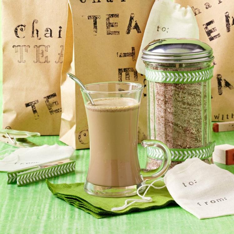 selbstgemachte-geschenke-chai-tee-zucker-milch-zimt-gewürze-etikett-mischung-tasse-getränk