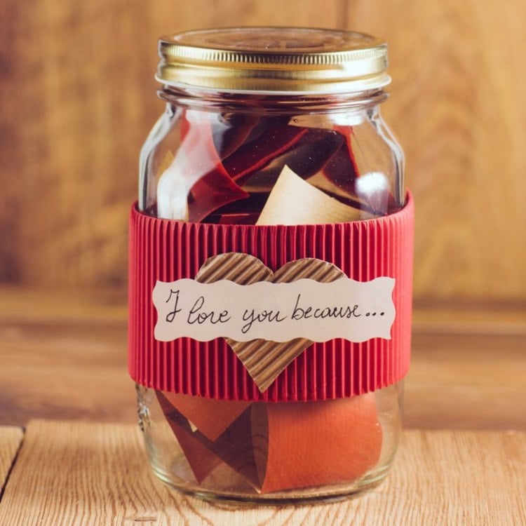 selbstgemachte-geschenke-valentinstag-weckglas-etikett-schrift-romantisch-botschaften-zettelchen-deko-herz