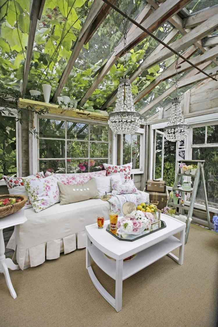 shabby-chic-garten-terrasse-pergola-überdachung-gartenhaus-weiße-möbel