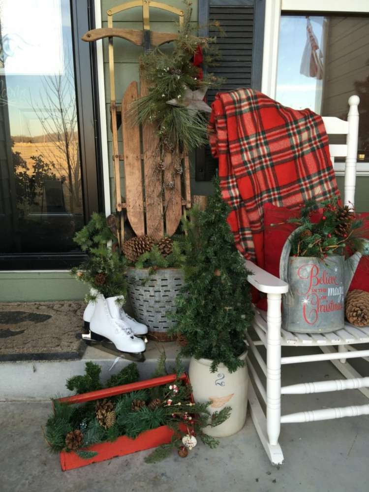 shabby-chic-garten-terrasse-veranda-weihnachten-idee-schaukelstuhl-eimer-pflanzkübel