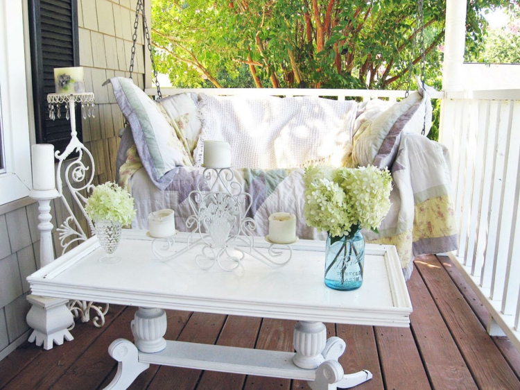 shabby-chic-garten-veranda-idee-elegnt-weiß-couchtisch-schaukel-einweckgläser