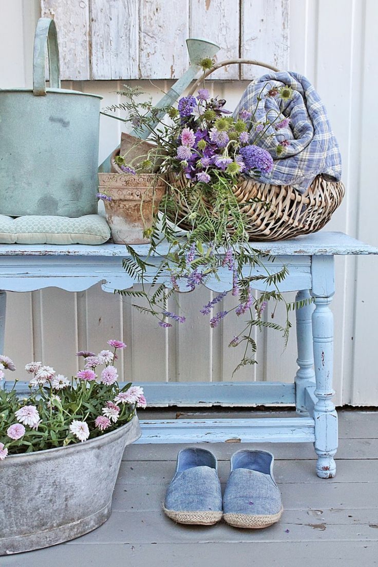 shabby chic im garten sitzbank-hellblau-korb-blumen-eimer-metall