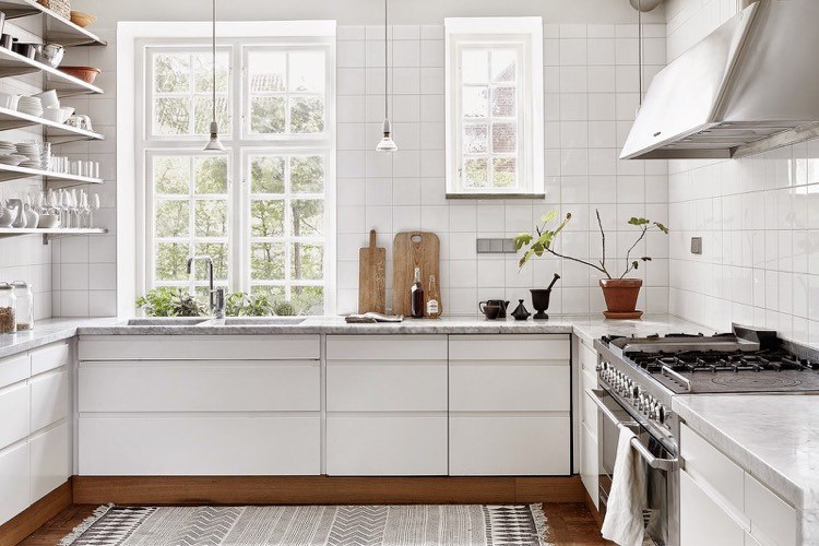 Sockelblende für Küche nussbaum-holz-weisse-fronten-marmor-arbeitsplatte