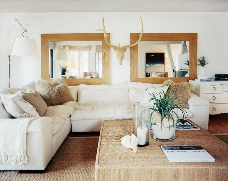 spiegel im wohnzimmer rahmen-holz-modern-einrichtung-landhausstil