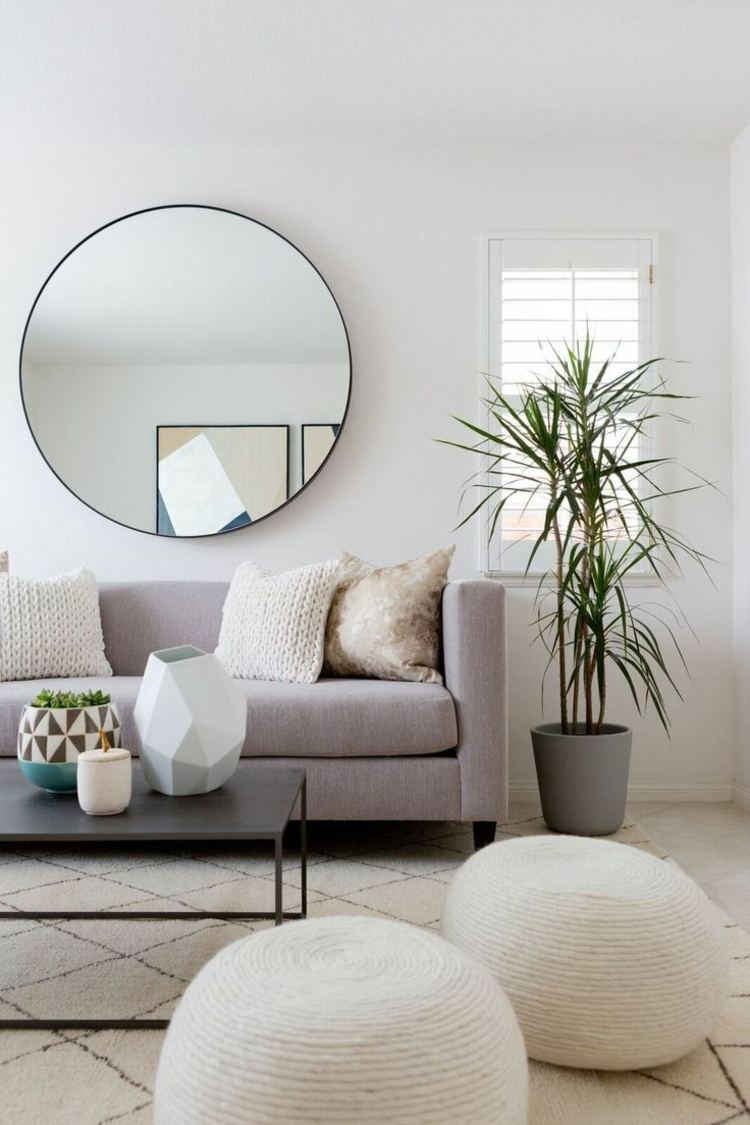 spiegel im wohnzimmer rund-wandspiegel-sofa-sitzecke-poufs