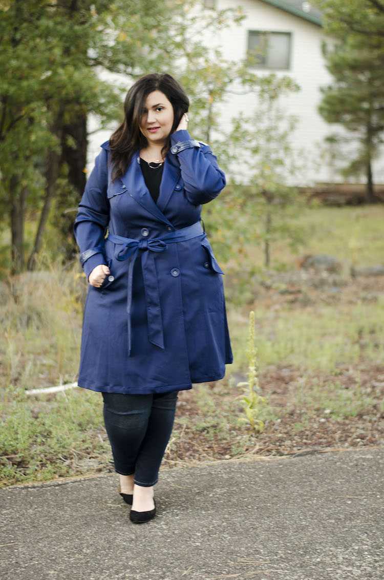 styling-tipps-schlanker-aussehen-mantel-trenachcoat-dunkelblau