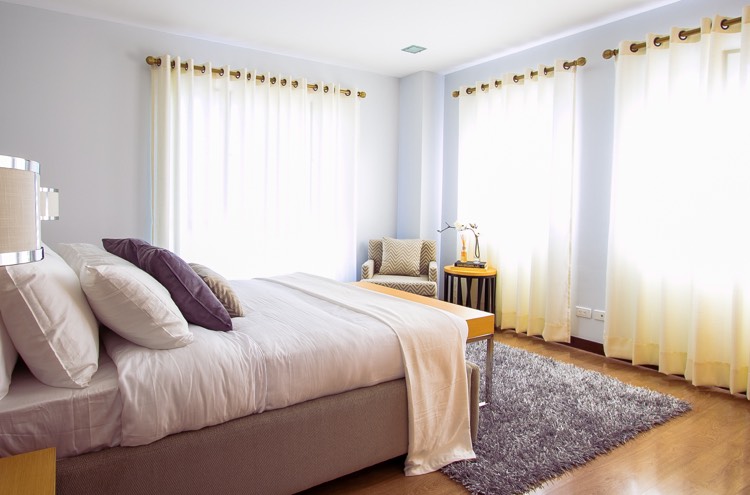 Tipps zur Wohnungsgestaltung gardinenstangen-schlafzimmer-licht
