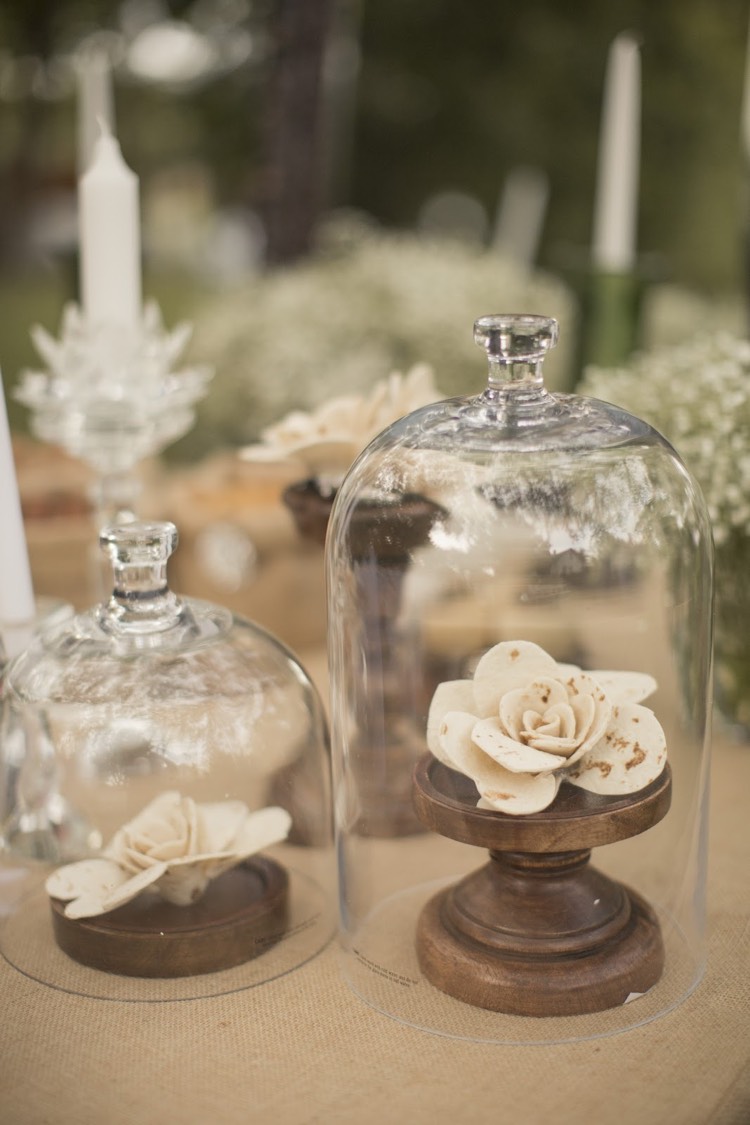 tischdeko-rustikal-ideen-hochzeit-glasglocken-holzständer