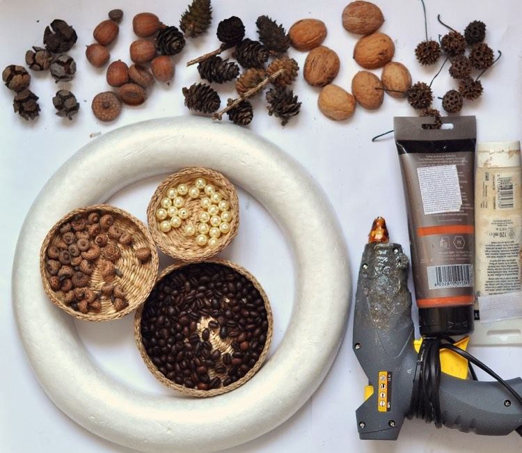 tischdeko-rustikal-naturmaterialien-kranz-kaffee-perlen-walnüsse