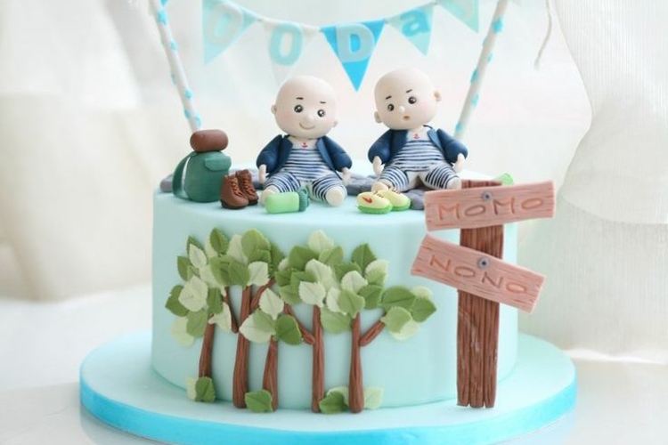 torte für zwillinge babyparty-jungen-girlande-blau-kuchen-bäume