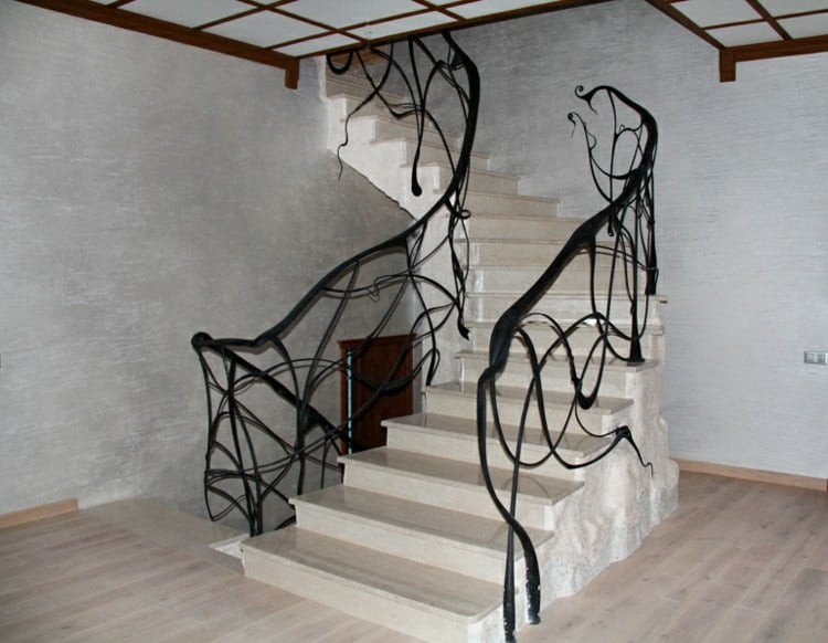 treppe-verkleiden-geländer-schwarz-abstrakt-trittfläche-setzstufe-naturstein-beton-laminatboden
