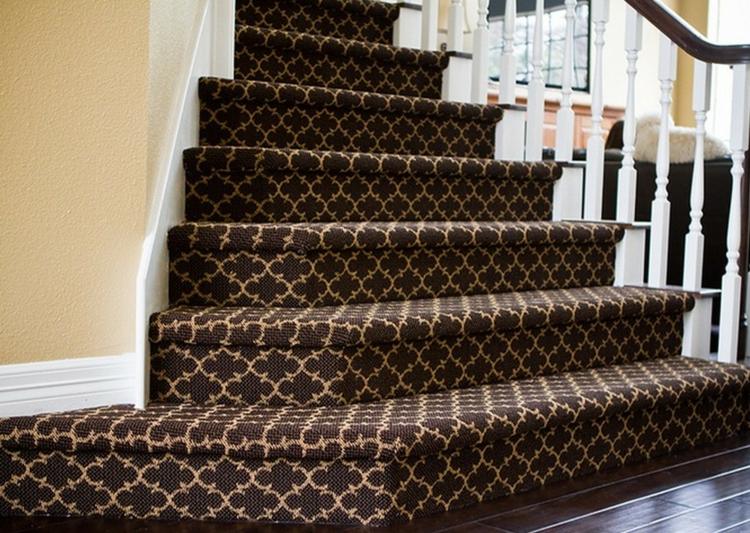 treppe-verkleiden-gerade-teppich-braun-beige-muster-ornamente-marokkanisch-geländer-weiß
