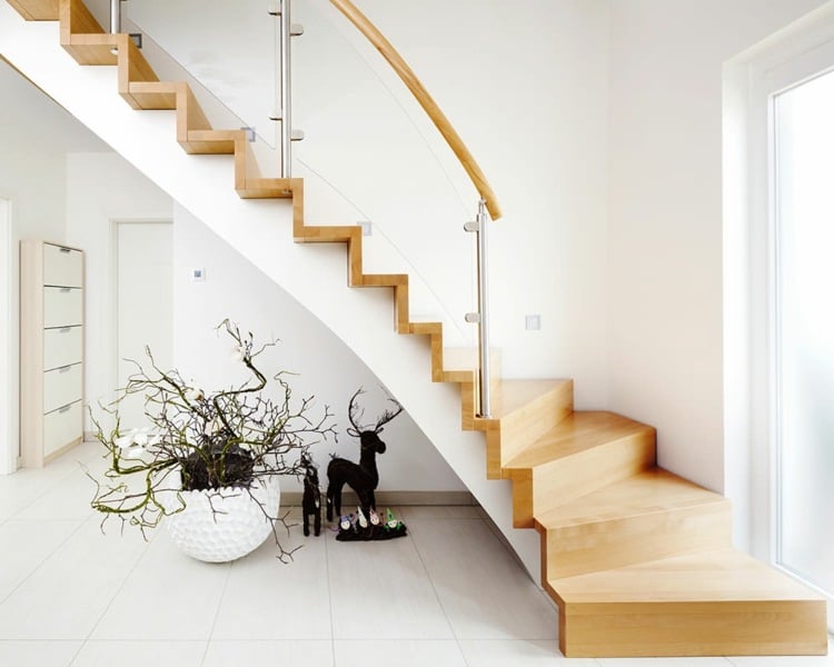 treppe verkleiden gerade-treppenhaus-glasgeländer-holzplatten-schuhschrank-zimmerpflanze-elch-dekofigur