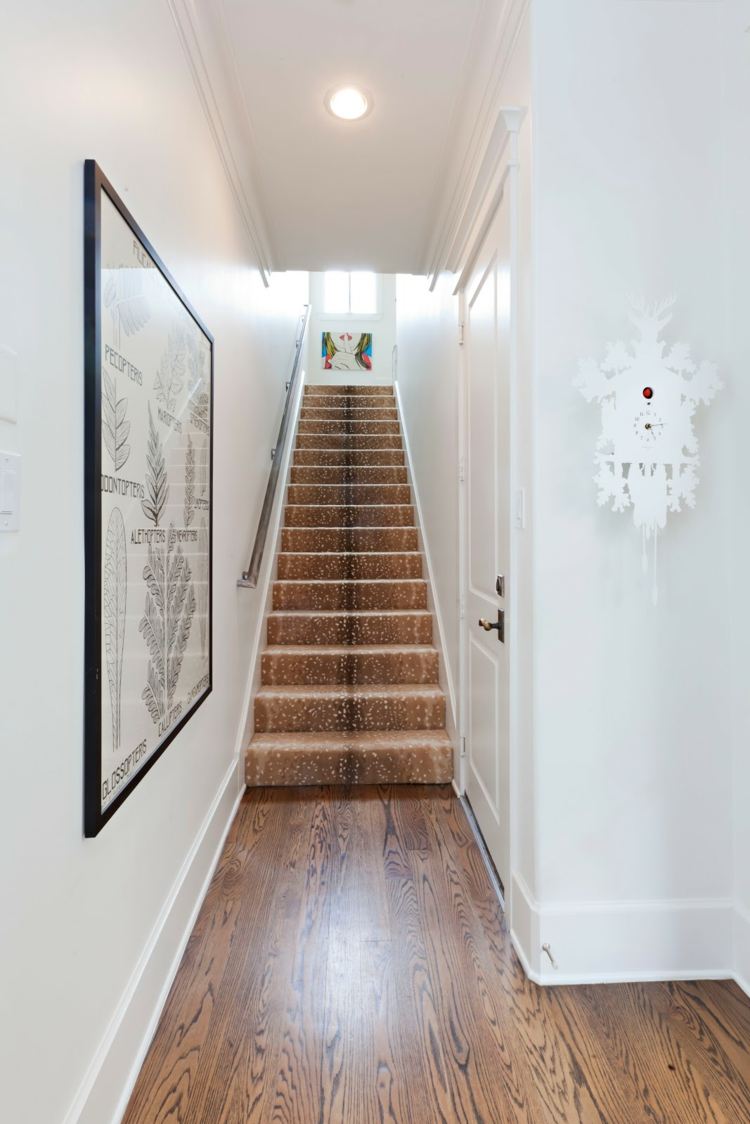 treppe-verkleiden-gerade-treppenhaus-schmal-teppichläufer-bild-wanduhr-wandfarbe-weiß