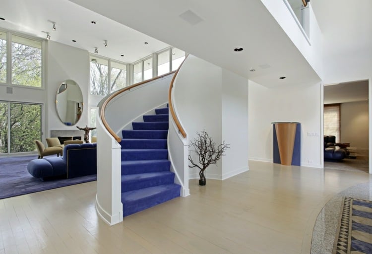 treppe-verkleiden-privatresidenz-wohnbereich-offen-teppichläufer-spiegel-sofa-teppichboden-royalblau
