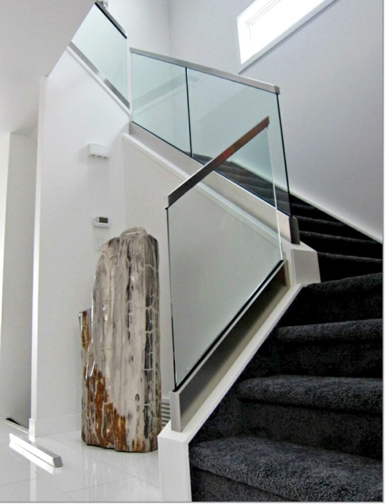 treppe-verkleiden-teppichläufer-dunkelgrau-flauschig-gewendelt-geländer-glas-dekoration-flisenboden