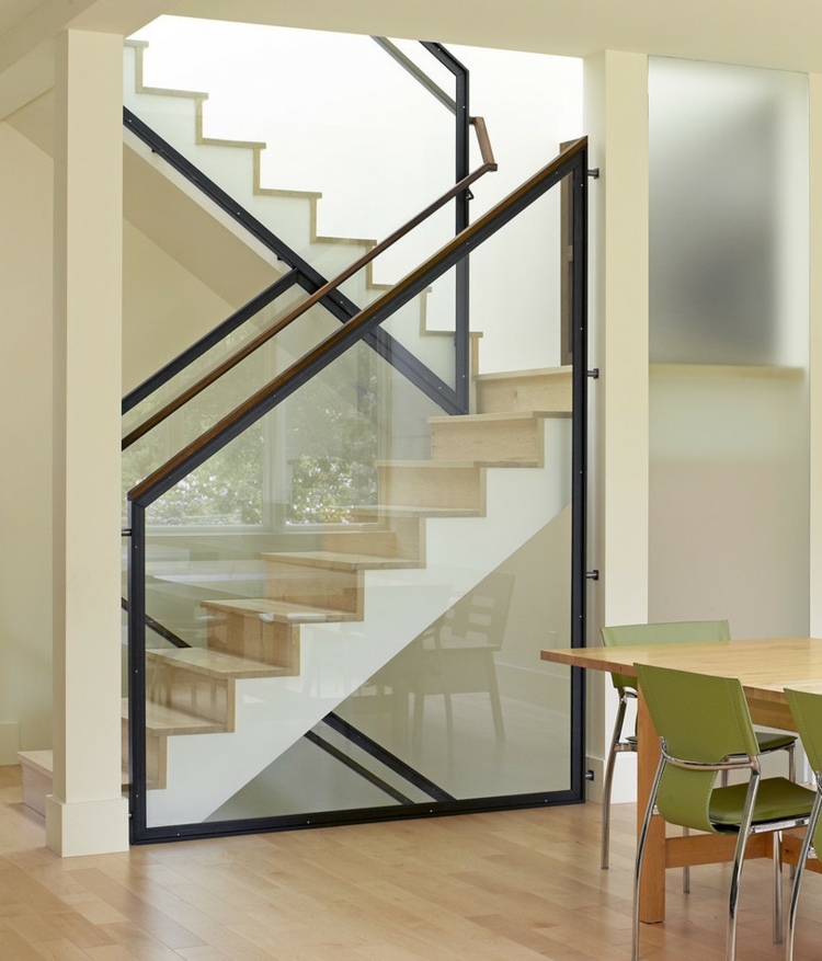 treppe-verkleiden-trittfläche-essbereich-tisch-stühle-laminat-parkettboden-glasgeländer-metallrahmen