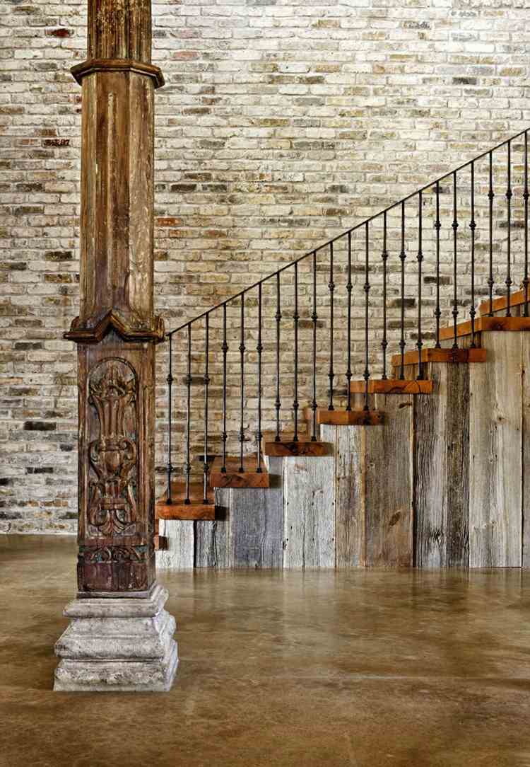 treppe-verkleiden-vintage-rustikal-gerade-holz-laminat-marmorboden-betonwand-geländer-metall